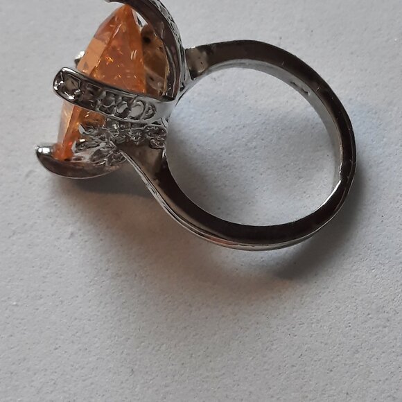 Brand New Dazzling Fashion-forward Ring For women - Picture 2 of 3